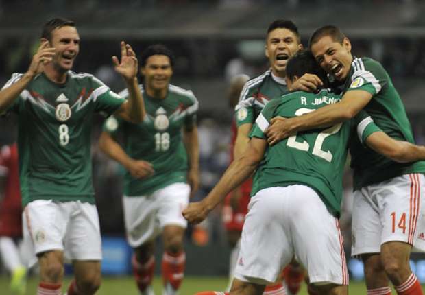 Javier Hernández celebra con Raúl Jiménez