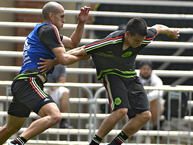 Hirving Lozano mum about Manchester United transfer rumors