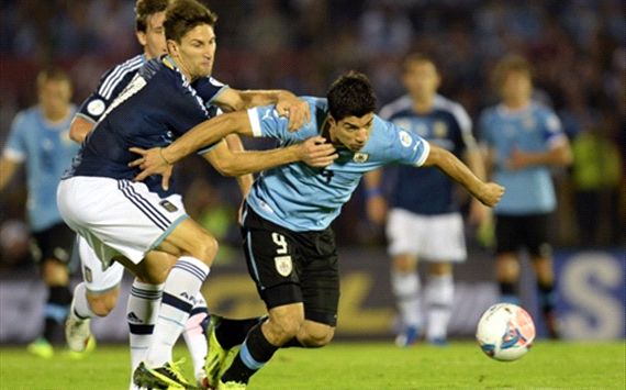 2014 World Cup Qualifier 10152013 Federico Fernández Luis Suárez Uruguay Argentina