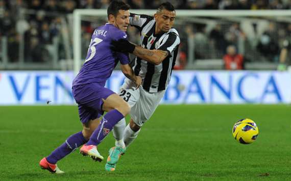 Juventus' Arturo Vidal competes with Fiorentina defender Manuel Pasqual