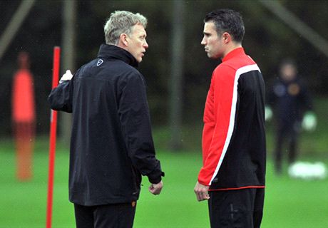 Van Persie back in full Manchester United training