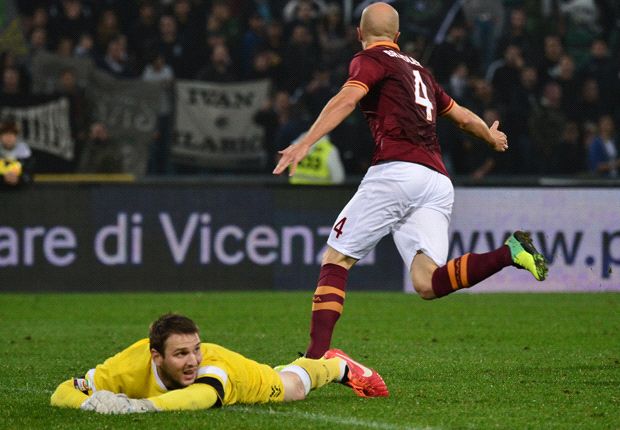 Ten-man Roma maintain 100 per cent record