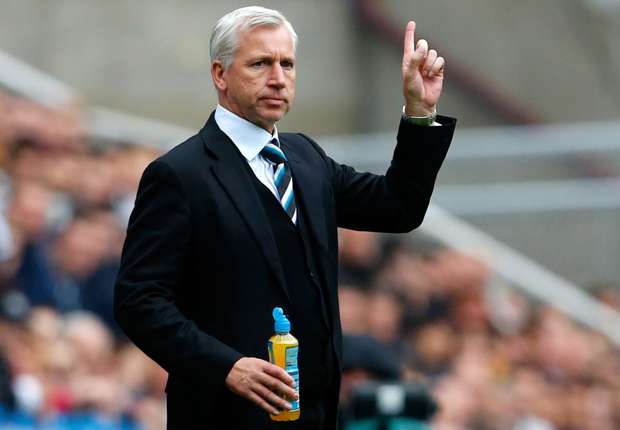 Pardew puas bekuk United di Old Trafford. 