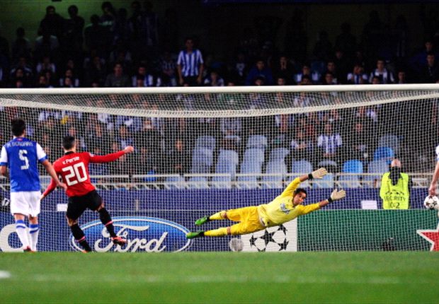 برافو يتصدى لركلة جزاء أمام مانشستر يونايتد لروبن فان بيرسي