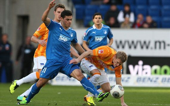 Hoffenheims Kevin Volland bringt Herthas van den Bergh ins Straucheln
