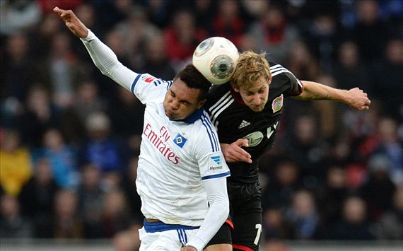 Hamburgs Tah und Leverkusens Kießling im Kopfballduell
