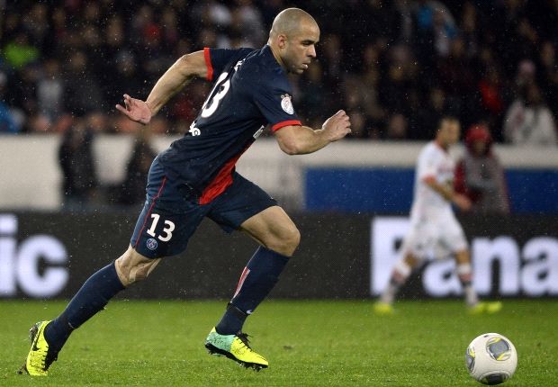 Alex in talks over new Paris Saint-Germain deal