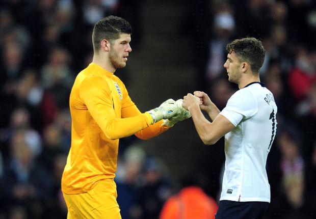 Fraser Forster dan Jay Rodriguez dalam pertandingan timnas Inggris melawan Cili