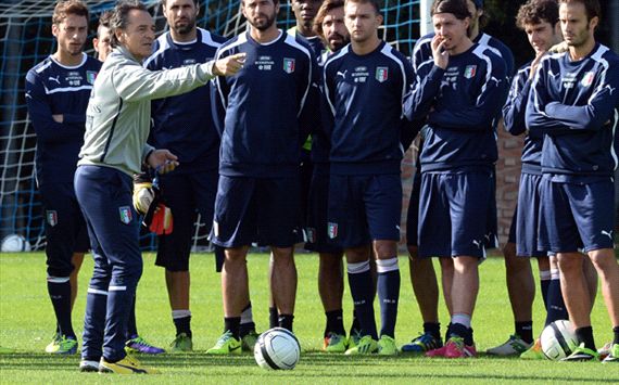 Cesare Prandelli Italy training