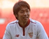 Hiroshi Kiyotake da el 'cante' ante la plantilla del Sevilla