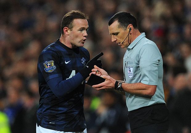 Moyes backs referee's Rooney decision