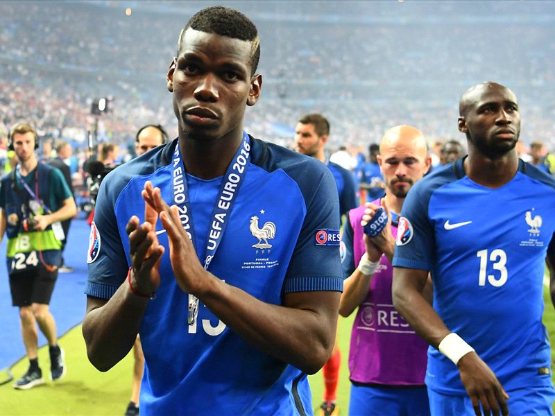 Pogba signs Man Utd fan's No.6 shirt