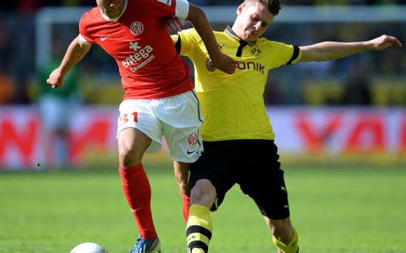 Shawn Parker (L) and Lukasz Piszczek challenge for the ball