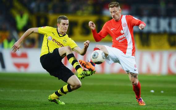 Borussia Dortmund's Sven Bender (L) and Niki Zimling of Mainz