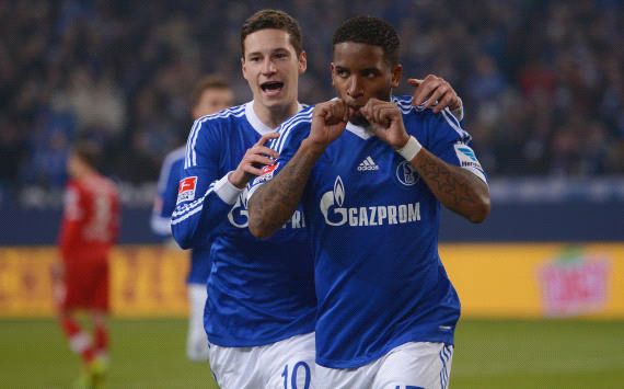 Jefferson Farfan and Julian Draxler of Schalke 04 celebrate vs VfB Stuttgart