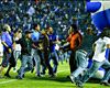 Aficionados de Cruz Azul invadieron la cancha tras su eliminación
