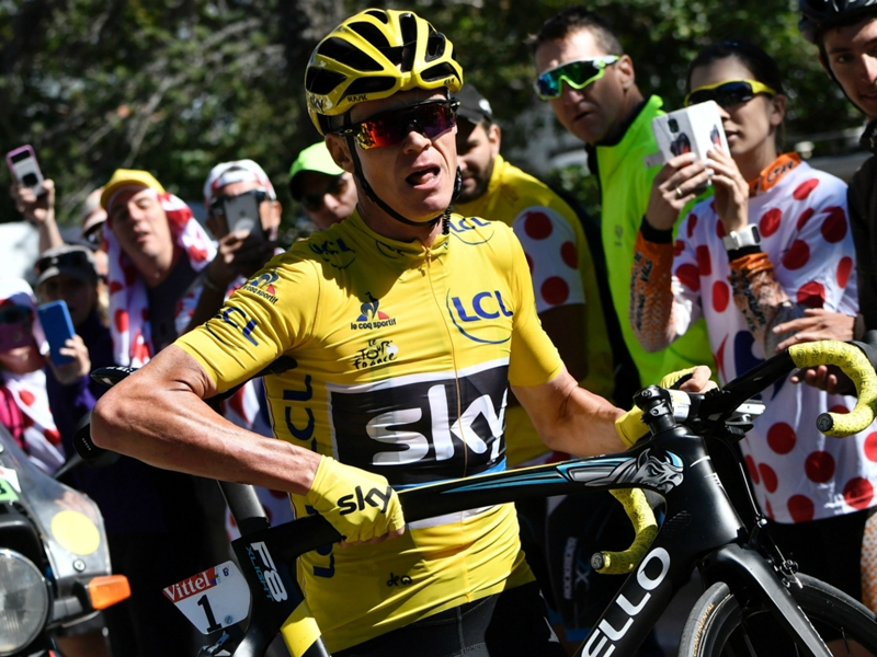 Scambio di regali tra Froome e Messi: l'argentino invia le scarpette al ciclista