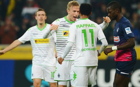 Borussia Monchengladbach celebrate victory vs SC Freiburg, Raffael & Oscar Wendt