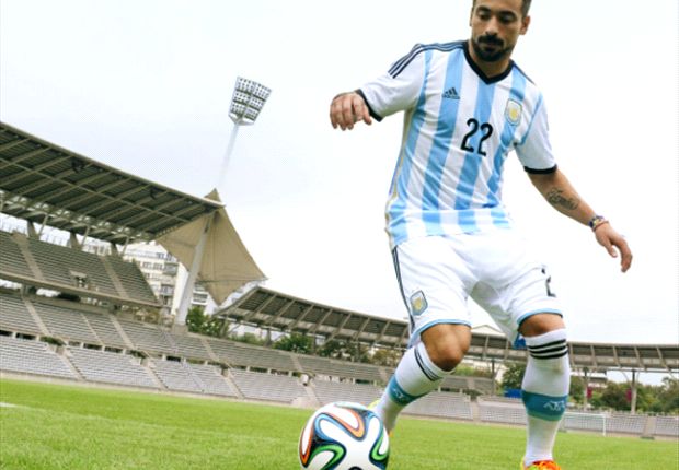 عکس روز: نمایش پیراهن دوم تیم ملی آرژانتین در جام جهانی 2014