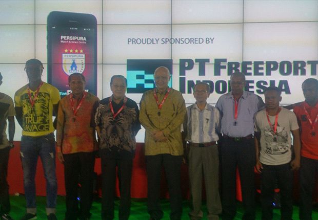 Jajaran pemain, manajemen dan sponsor meresmikan peluncuran mobile app