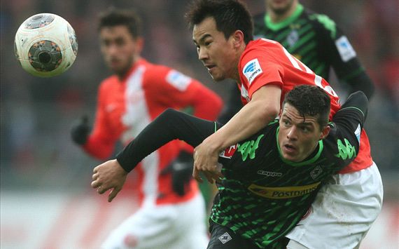 Der Mainzer Okazaki hat Gladbachs Xhaka im Klammergriff
