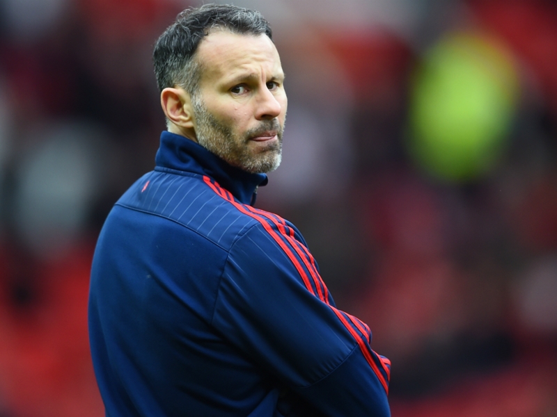 Manchester United great Giggs keen on Everton & Leicester jobs