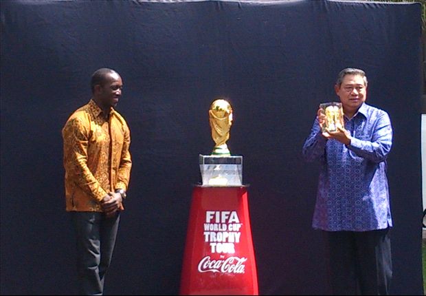 Dwight Yorke bersama SBY saat penyerahan trofi Piala Dunia