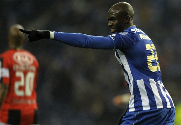 Manchester City launch late €46m bid for Mangala