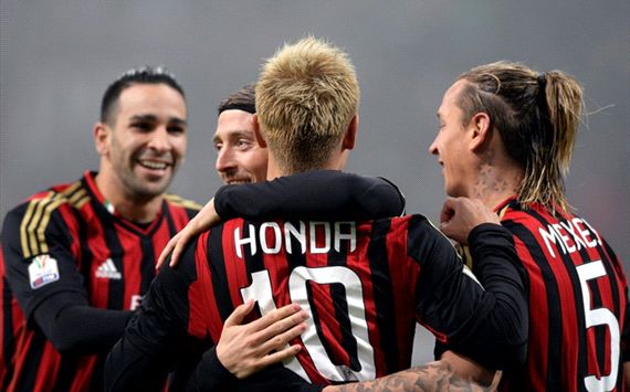 Honda festeggiato dai compagni dopo il suo primo goal ufficiale in rossonero, contro lo Spezia in Coppa Italia