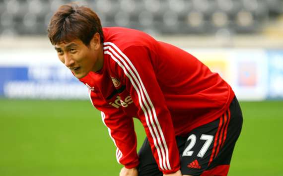 Augsburg's Ji Dong-Won.