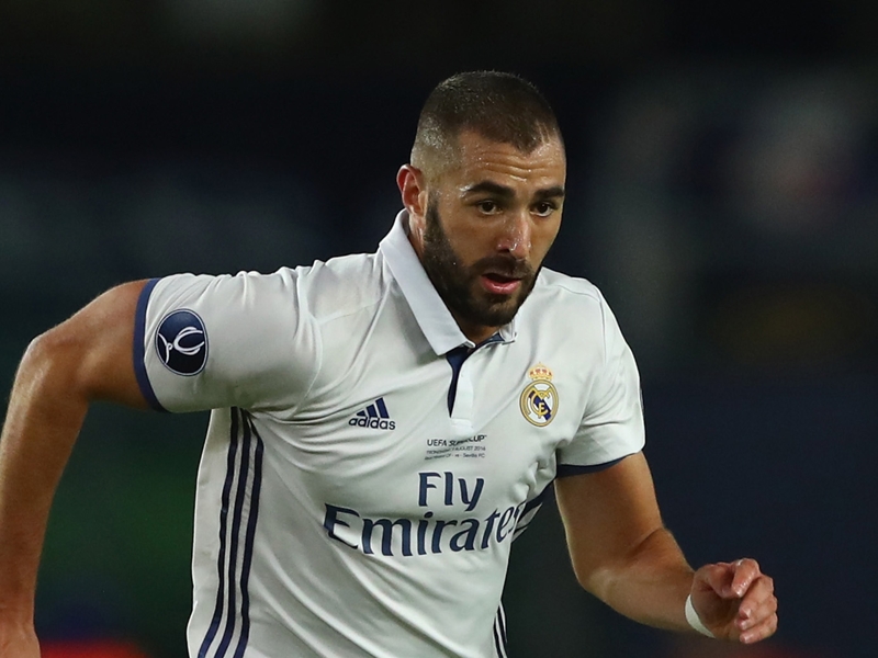 En attendant que Didier Deschamps le soit, Karim Benzema "se tient prêt"