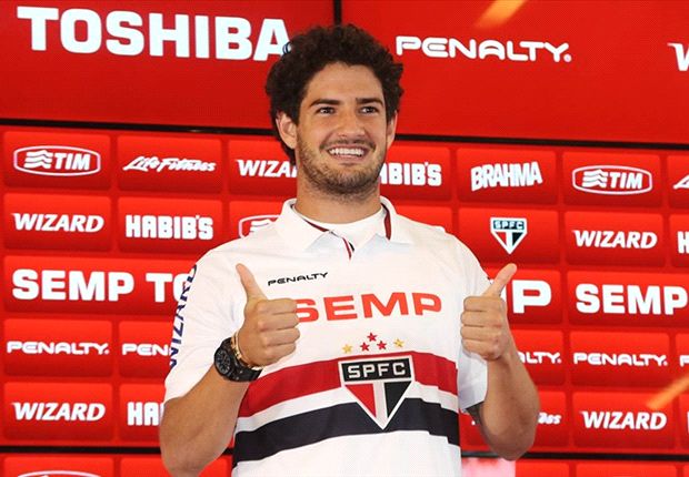 Pato minimiza polêmica com Corinthians