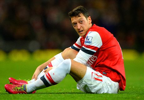 Özil fica de molho