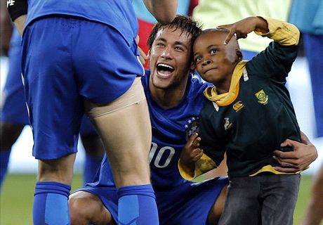 Neymar protegió a un niño que saltó al campo en Johannesburgo