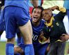Neymar protegió a un nene que saltó a la cancha en Johannesburgo