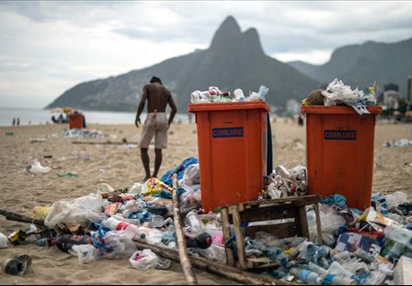 Jornal inglês aborda greve dos garis no Rio de Janeiro e pergunta: 'A Copa no Brasil será um lixo?'