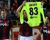 Bologna nel segno di... Mirante: la sua maglia sventola dopo il goal di Destro