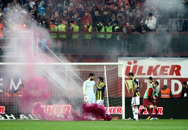 Trabzonspor-Fenerbahce clash abandoned amid fan violence