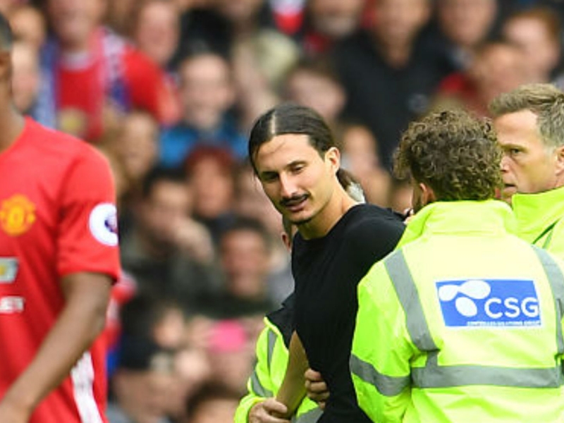 Manchester United, un sosie de Zlatan Ibrahimovic sur la pelouse d'Old Trafford
