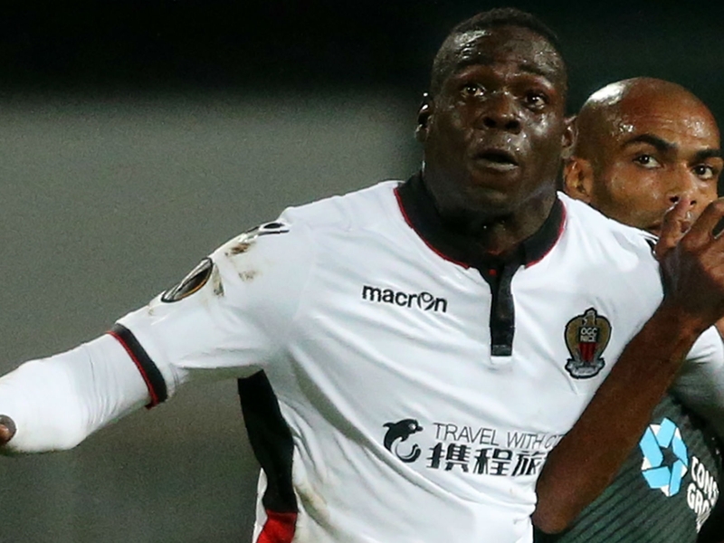 VIDÉO - Même malade, Balotelli marque