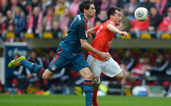 JAVI MARTINEZ SHINJI OKAZAKI MAINZ BAYERN MUNICH BUNDESLIGA 03222014