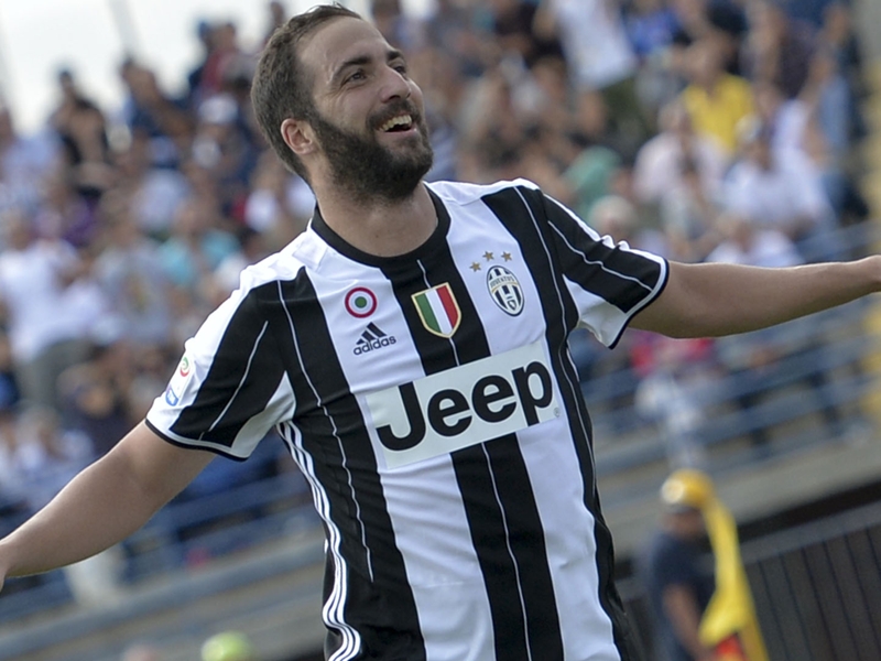 VIDÉO - Higuain plante un doublé