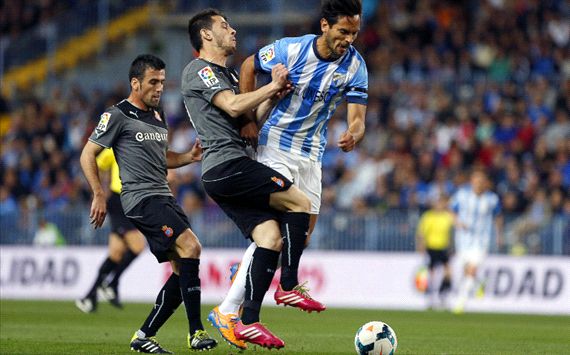 Santa Cruz & Luismi fight for the ball