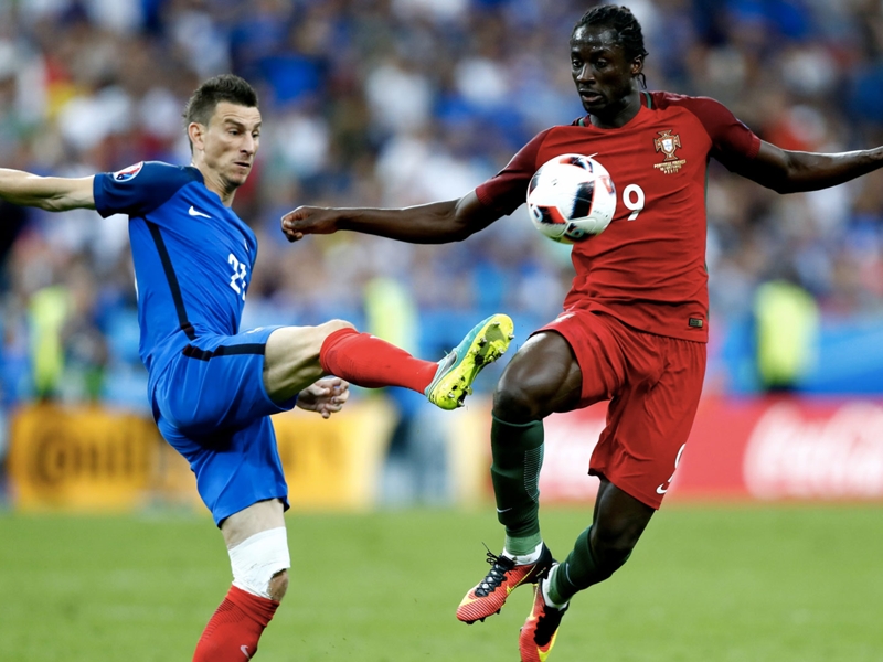 Équipe de France, Laurent Koscielny regrette de n'avoir pas pu défendre "différemment" sur Eder