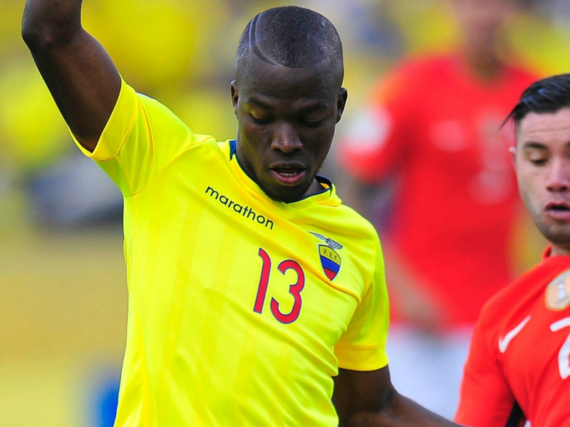 WATCH: Enner Valencia fakes injury to make incredible getaway from police