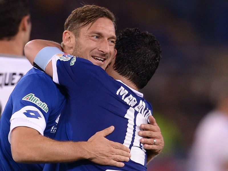 Roma, Maradona : "Totti doit jouer jusqu'à ses 50 ans !"