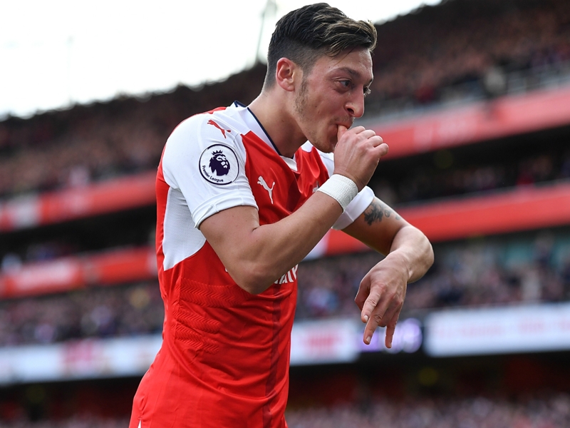 Wenger wants Ozil to commit to Arsenal and emulate Bergkamp