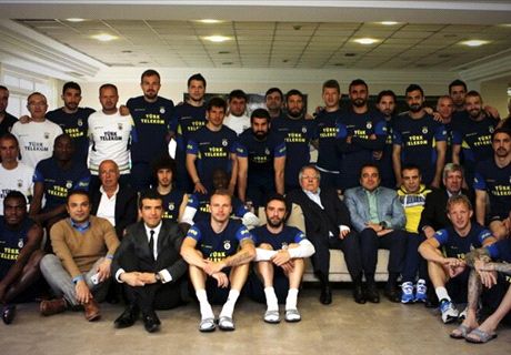 Aziz Yıldırım futbolcularla vedalaştı