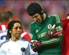 Petr Cech dejó su firma en España... con la mano izquierda