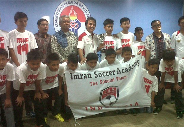 Tim ISA saat diterima Menpora, Roy Suryo, Kamis (24/4).